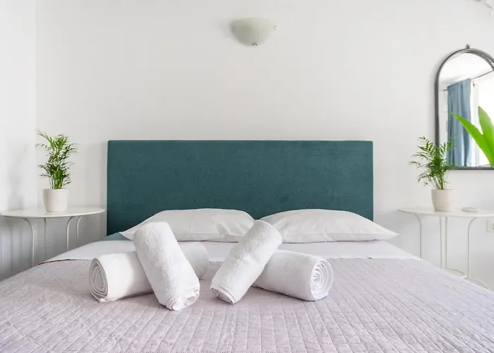 Daire Gitonia - Islander's Collection